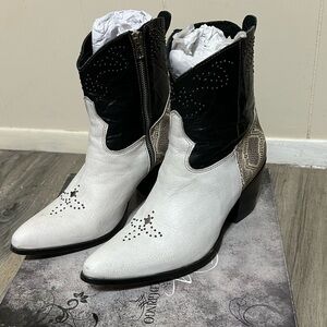 Old Gringo Women's Black and White Western Boots with zip sides and snake print